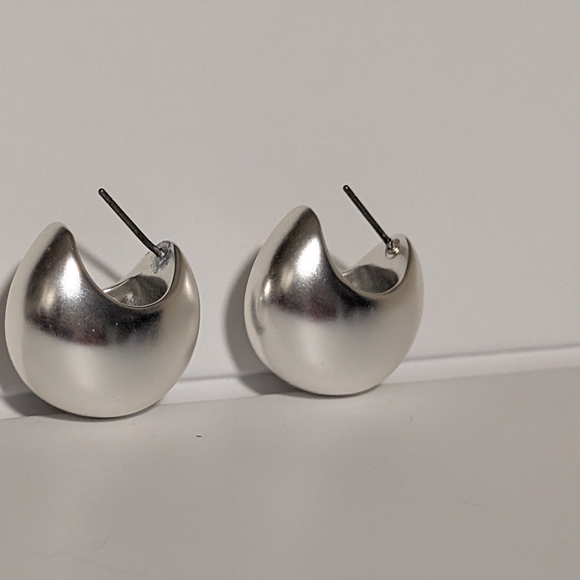 Madewell Sculptural Chunky Hoop Earrings - Picture 5 of 8